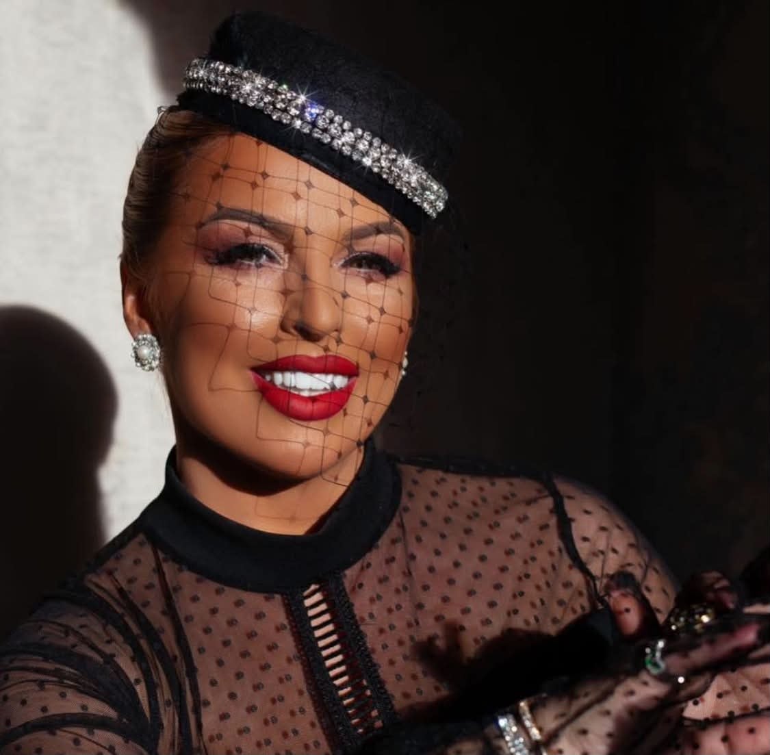Bianca Junzell feston ditëlindjen, një karrierë mes dy kulturave dhe një zë që nuk iu nda kurrë muzikës shqiptare