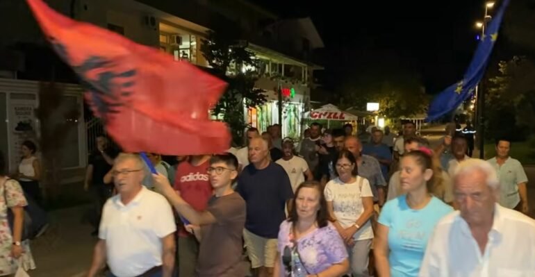 41 ditë protestë! Qytetarët nuk dorëzohen: Divjaka bashki! Marshim në rrugët e qytetit