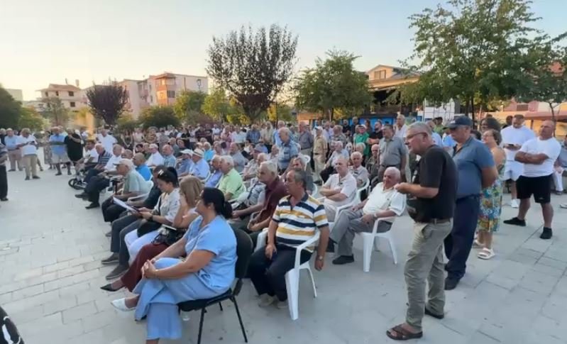 Kryebashkiaku i Patosit në dëgjesë me qytetarët, nuk pranojnë bashkimin me Fierin