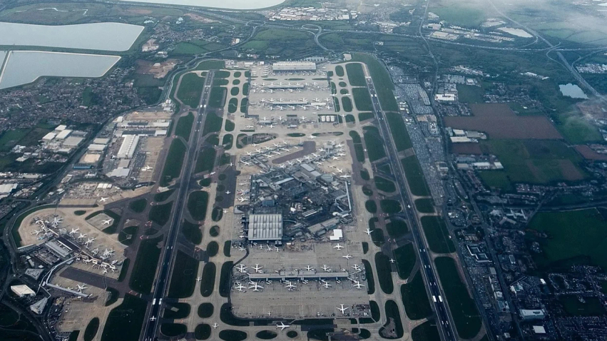 Kaos në aeroportet britanike  mbi 600 fluturime anulohen pas defektit në sistemin e kontrollit ajror