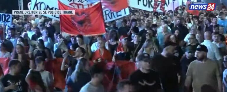 Vijon aksioni qytetar! Protestuesit marshojnë drejt Policisë së Tiranës, kumbojnë thirrjet: Ju erdhi fundi!