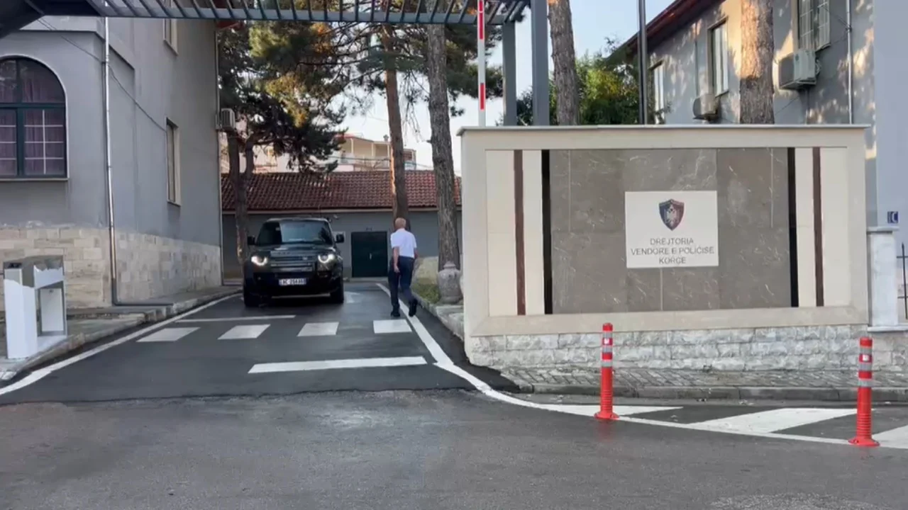 Drejtori i Përgjithshëm i Policisë mbërrin në Korçë, Hita takim me drejtuesit vendorë para nisjes së shkollave
