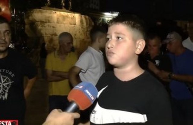 “Kjo qeveri po na dëbon, dua të jetoj këtu” - 12-vjeçari nga protesta: Nuk dua që gjyshërit të qajnë kur të largohemi