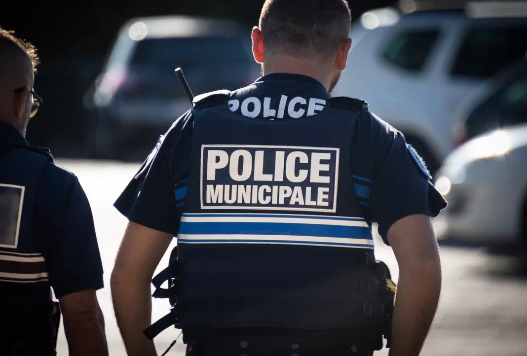 “Arabët dje ishin mbi deve, sot mbi makinë…” – Skandal në Francë, 4 policë kapen ‘mat’ duke bërë komente të papërshtatshme