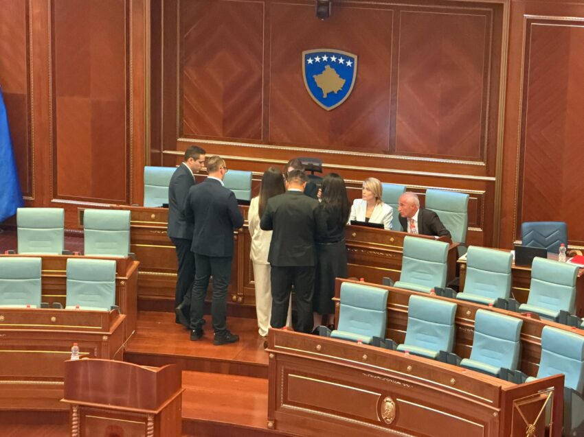 Mosvotimi i nënkryetarëve lidhet me zgjedhjen e presidentit, Kurti fton opozitën – flasin njohësit