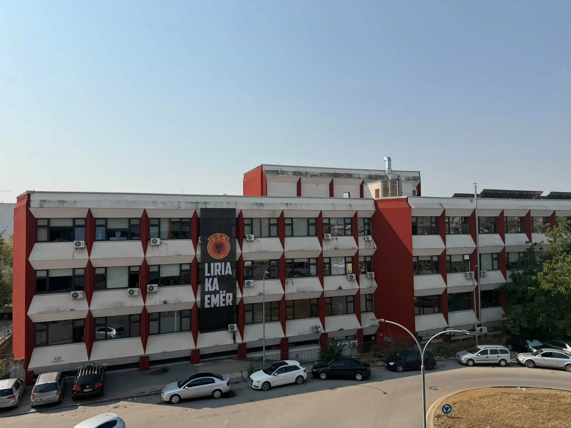 6 ditë para verdiktit, Oda e Mjekëve vendos flamurin gjigjant “Liria ka emër”