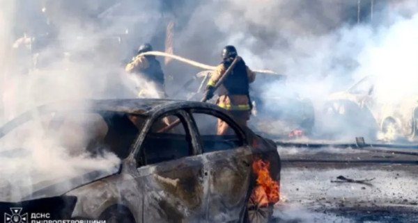 Katër të vrarë dhe 60 të plagosur në sulmin rus në një qendër tregtare në Ukrainë