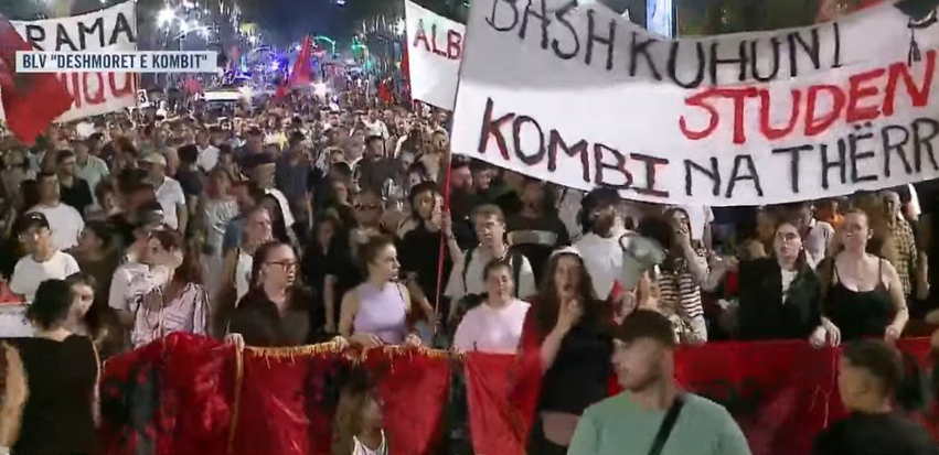  Ju erdhi fundi    Protesta antiqeveritare në ditën e 103 të  qytetarët marshojnë nëpër Tiranë  Arrestoni Ballukun  arrestoni Ramën 