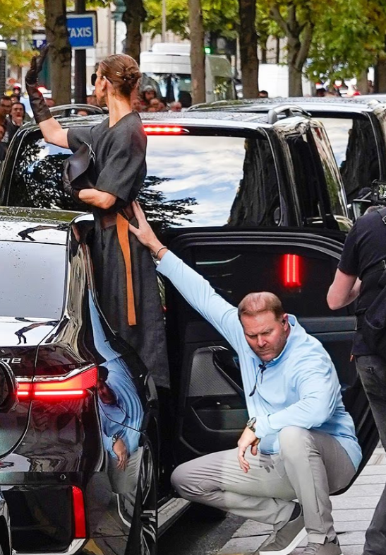 Celine Dion përshëndet fansat me taka të larta, merr ndihmë nga anëtari i ekipit