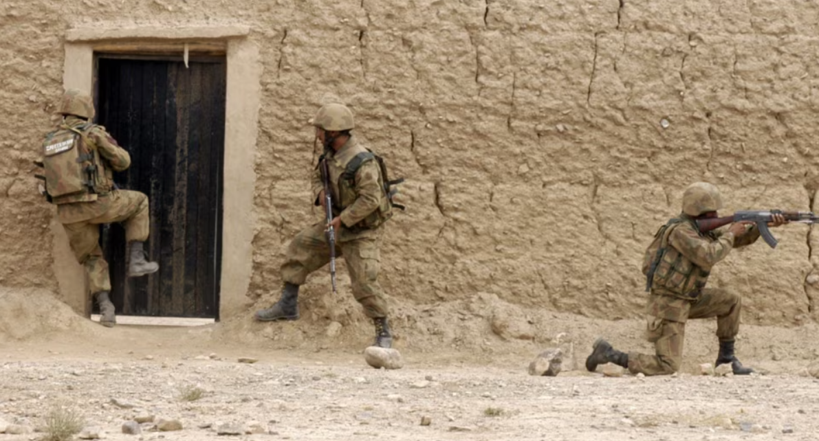 Si po i ndihmon Al-Kaida sulmet e militantëve në Pakistan