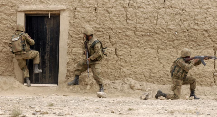 Si po i ndihmon Al Kaida sulmet e militantëve në Pakistan