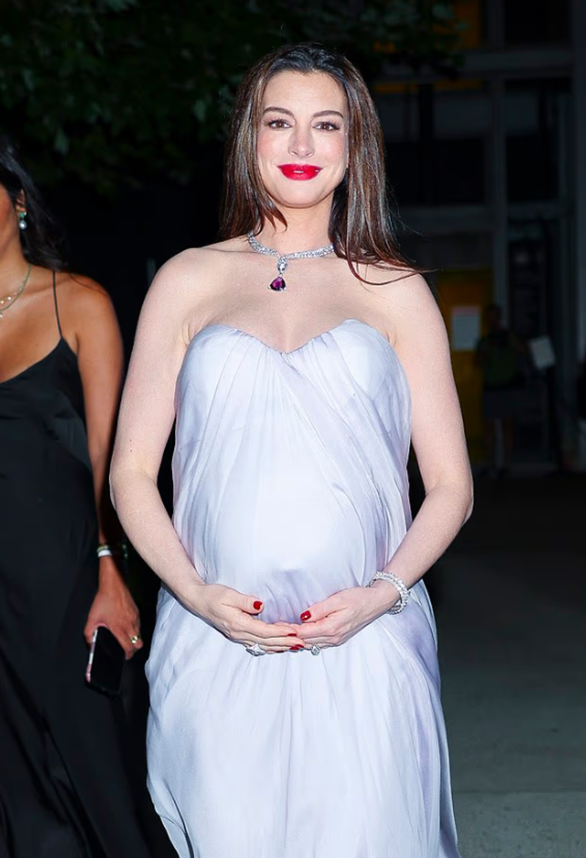 Anne Hathaway shtatzënë mahnit me fustanin luksoz në Nju Jork  shfaq barkun e rrumbullakosur