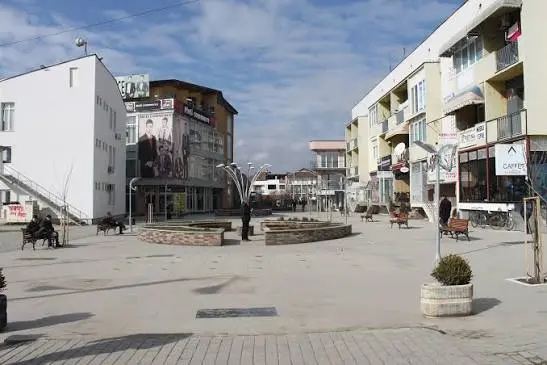 Tre persona ia grabisin orën e dorës një burri në sheshin e Gjilanit
