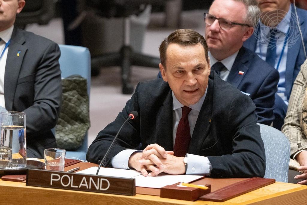 Sikorski: NATO duhet të mbajë amerikanët brenda dhe rusët jashtë