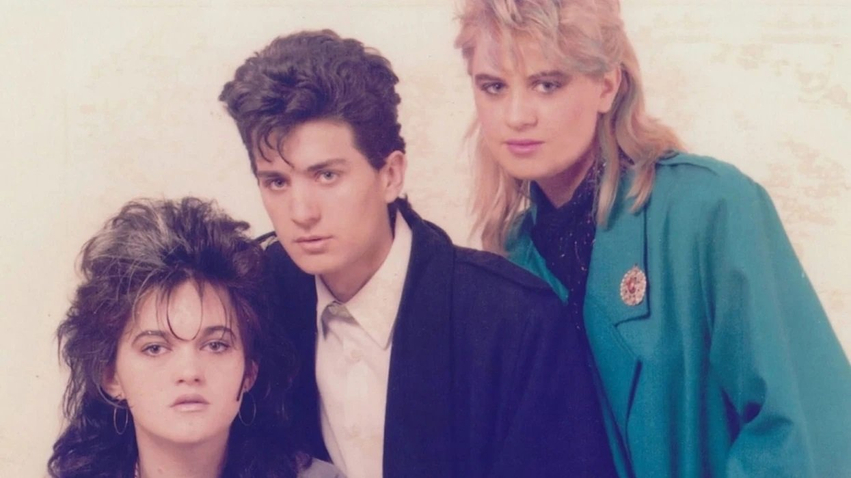  Pa filter  pa AI    Gili hap arkivën e vitit 1985 duke publikuar një fotografi të rrallë me grupin  Trio Rona 