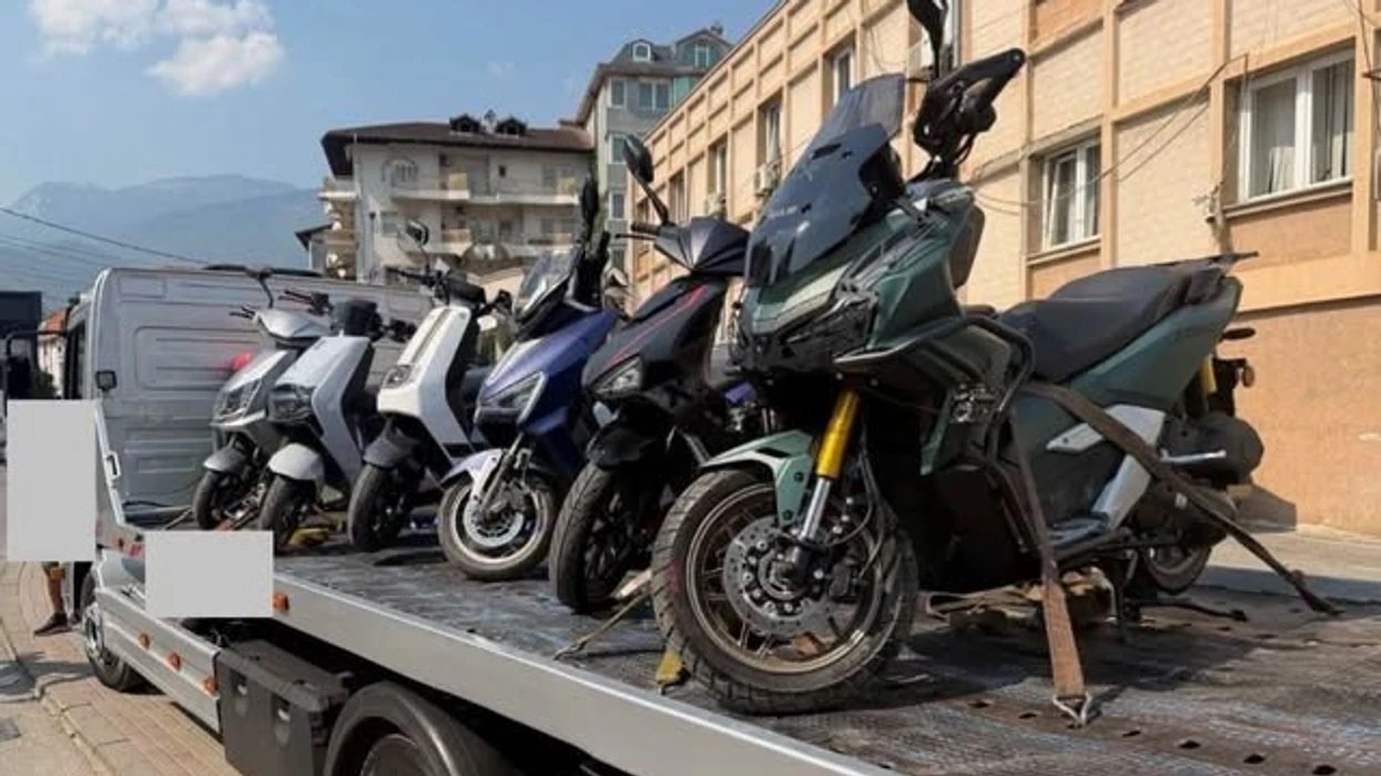 Policia sekuestron gjashtë motoçikleta në Pejë, drejtuesit pa patentë e helmetë