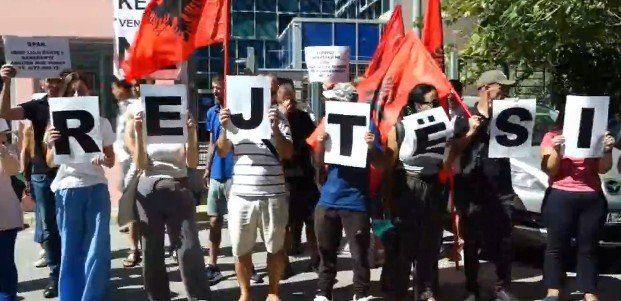  “Drejtësi” – Qytetarët protestë para SPAK, kërkojnë të hetohen audiopërgjimet e Arben Ahmetajt