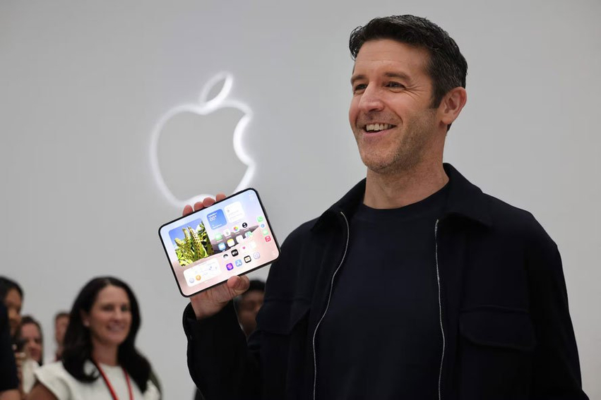 Apple hap një epokë të re  Prezanton iPhone in e parë që paloset