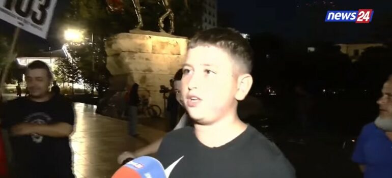 “Na kërcënuan me thikë, por t’i vënë gishtin kokës…”/ Mesazhi i fortë i 12-vjeçarit: Protestoj se s’dua të largohem nga Shqipëria!