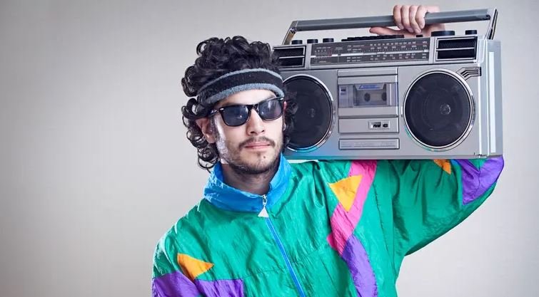 Ana tjetër e “trendit të viteve ’80”, rreziqe të fshehura që fillojnë me një foto personale