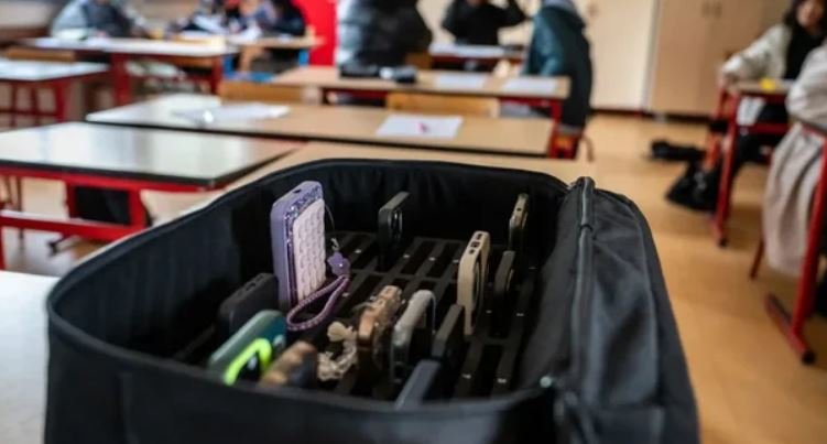 Danimarka drejt ndalimit të celularëve në shkolla, masa përfshin edhe oborret