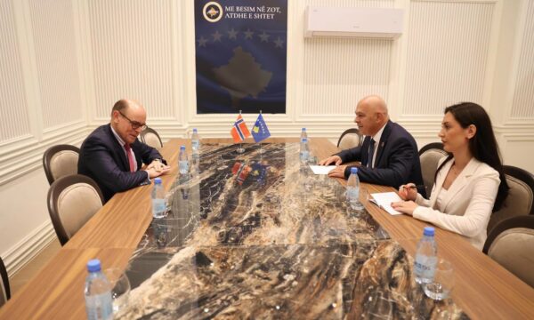 Gjini pret ambasadorin e Norvegjisë në Kosovë, diskutojnë zhvillimet politike dhe sigurinë