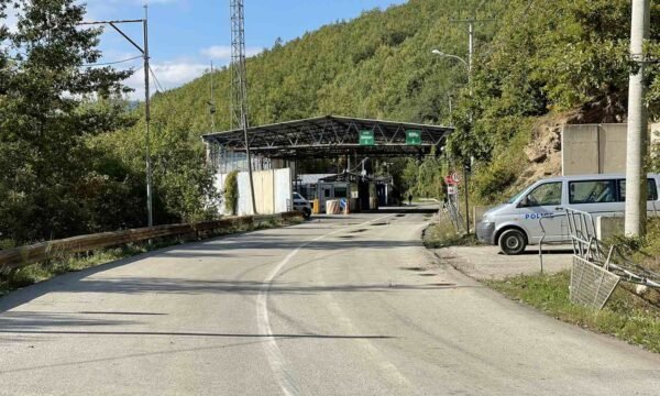 E ndalën për kontroll, një person godet policin me veturë në Bërnjak
