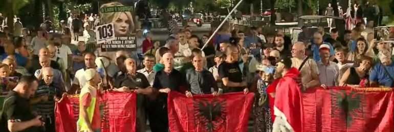 Nuk ndalet revolta! Nis marshimi nga sheshi “Skënderbej” drejt Kryeministrisë: Shqipëria kërkon revolucion!