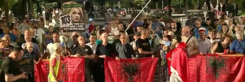 Nuk ndalet revolta  Nis marshimi nga sheshi  Skënderbej  drejt Kryeministrisë  Shqipëria kërkon revolucion 
