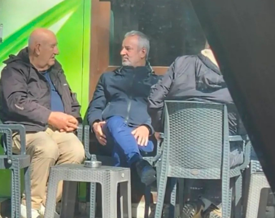 Trajneri nuk paraqitet në stërvitje, fik telefonin dhe e bën dramë