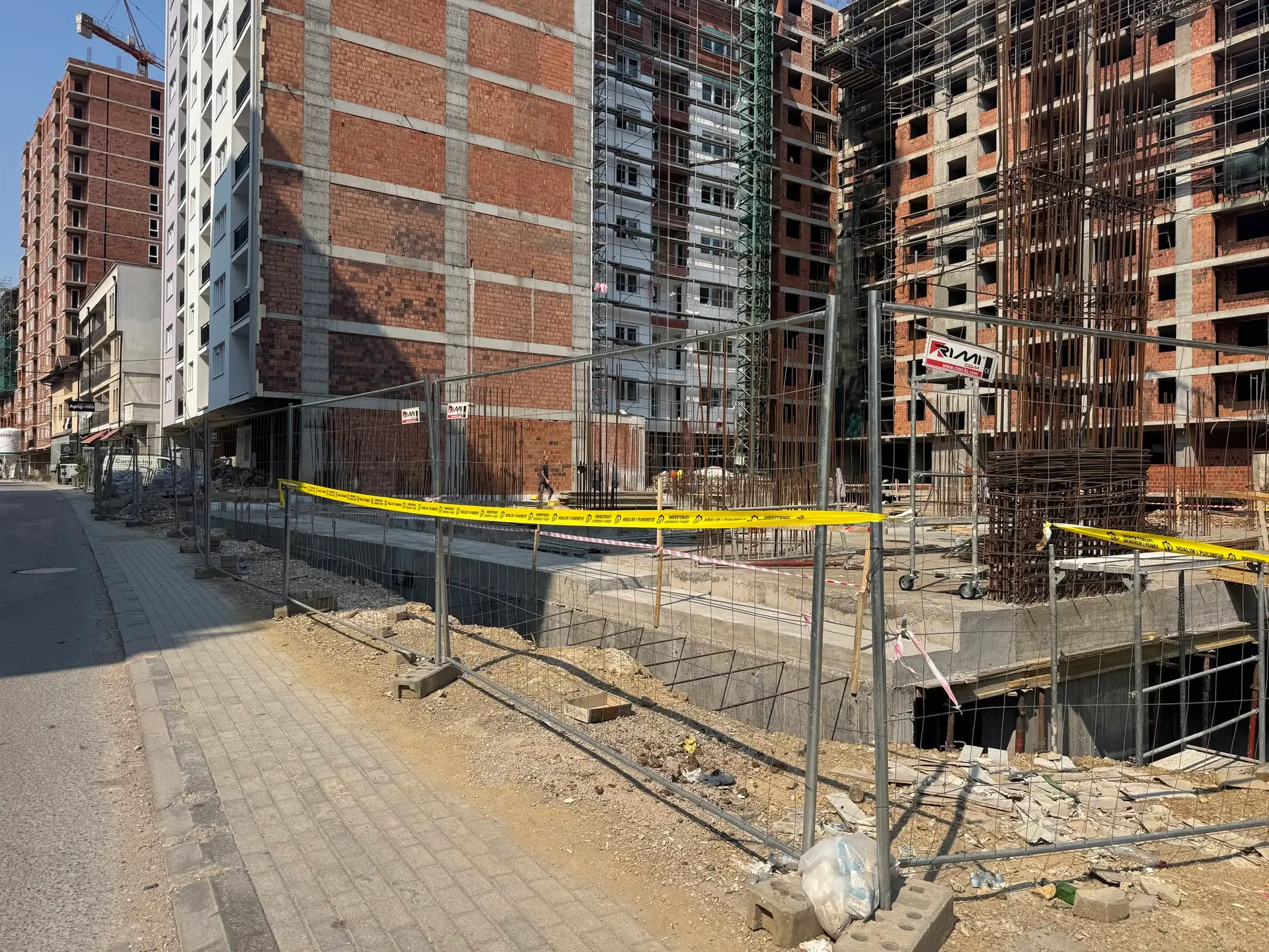 Rrezik serioz për punëtorët, ndalohen punimet në një kantier në Ferizaj