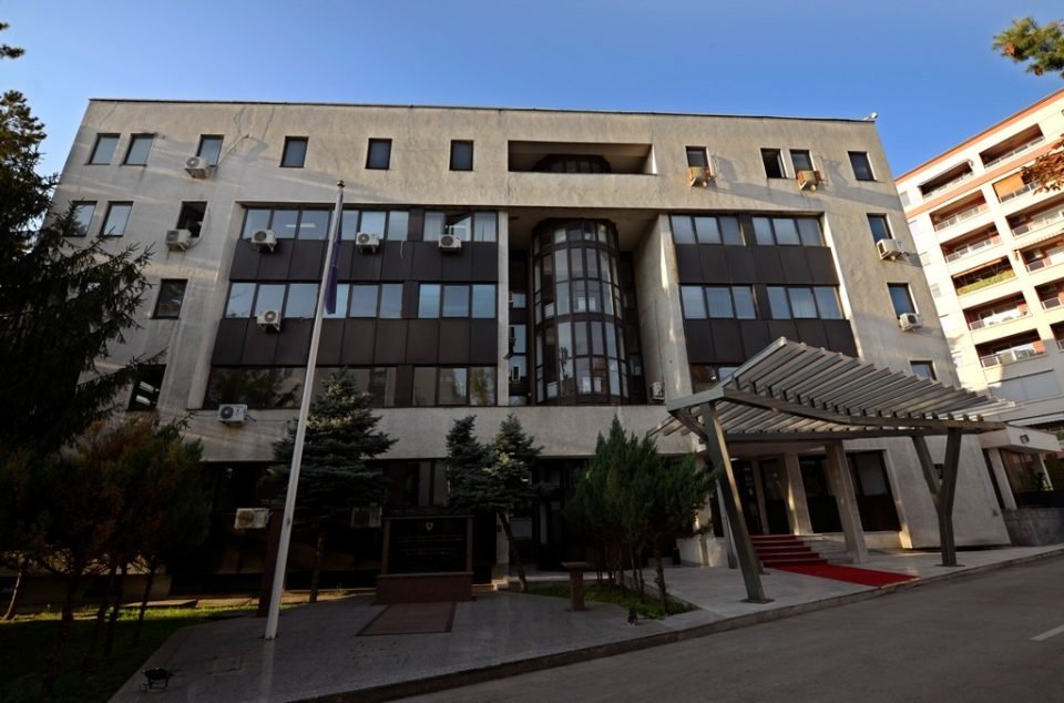 Kërcënoi mësuesen pasi i qortoi djalin, arrestohet një person në Francë