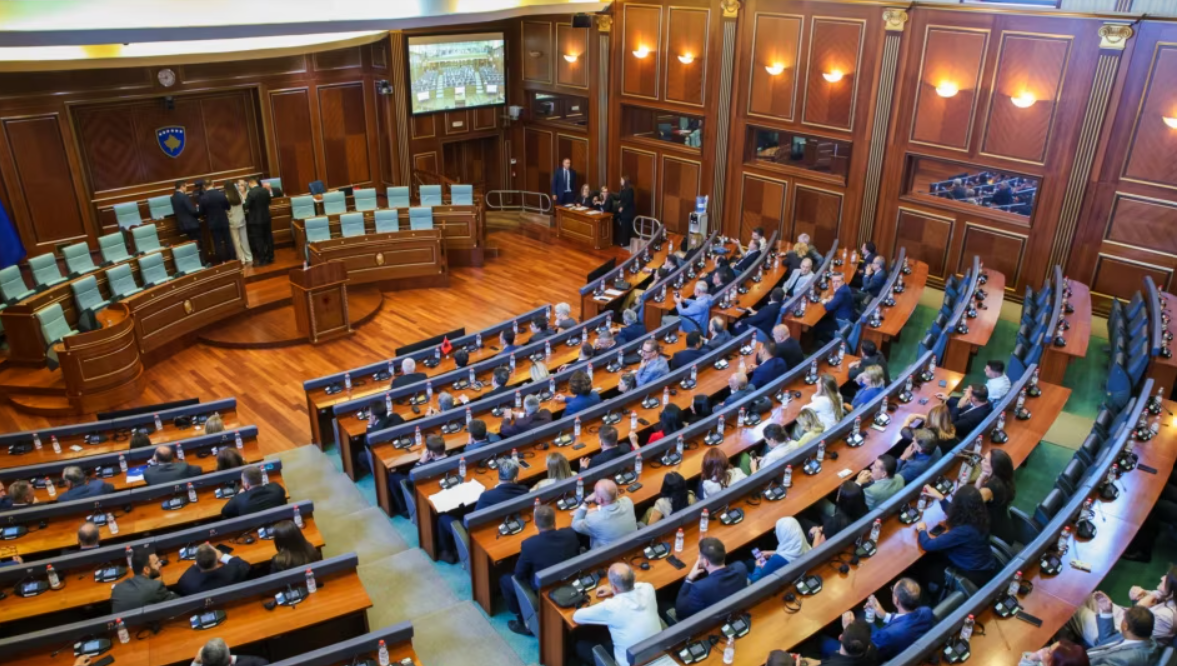 Seanca ndërpritet, Haxhiu kritikon PDK-në për çështjen e nënkryetarit të Kuvendit
