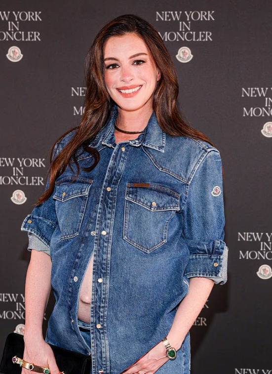 Anne Hathaway shfaq barkun e rrumbullakosur në eventin e Moncler