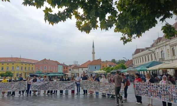Nënat e Srebrenicës kundër glorifikimit të Mlladiqit: E vërteta duhet t’u përcillet brezave të rinj 