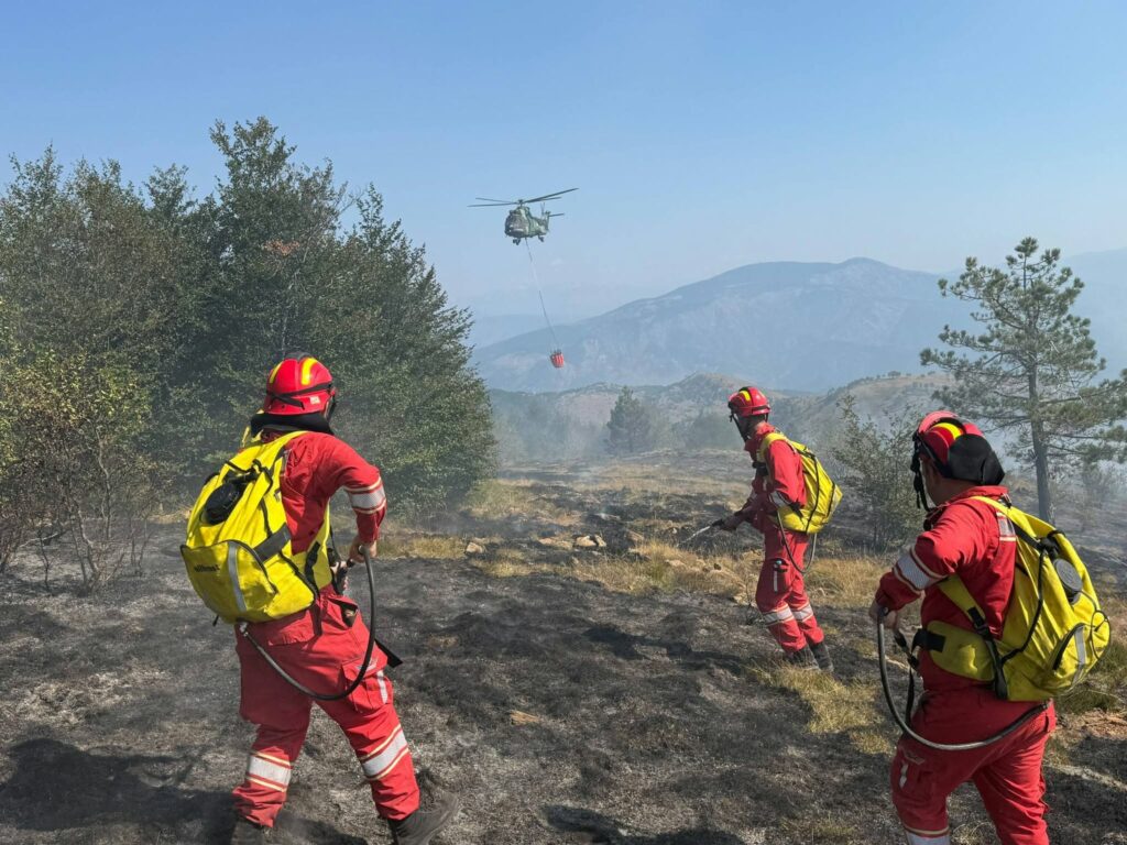 6 vatra ende aktive, Ministria e Mbrojtjes për situatën e zjarreve në vend: Mbetemi të angazhuar në terren