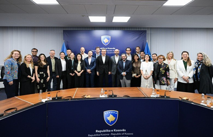 Kurti pret delegacionin e  Young Global Leaders  të Forumit Ekonomik Botëror