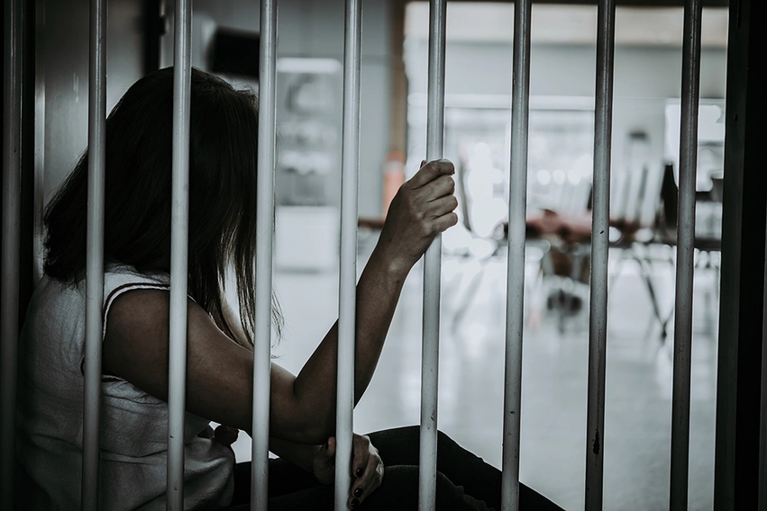 Rrahu një grua, e arrestuara përfundon në psikiatri