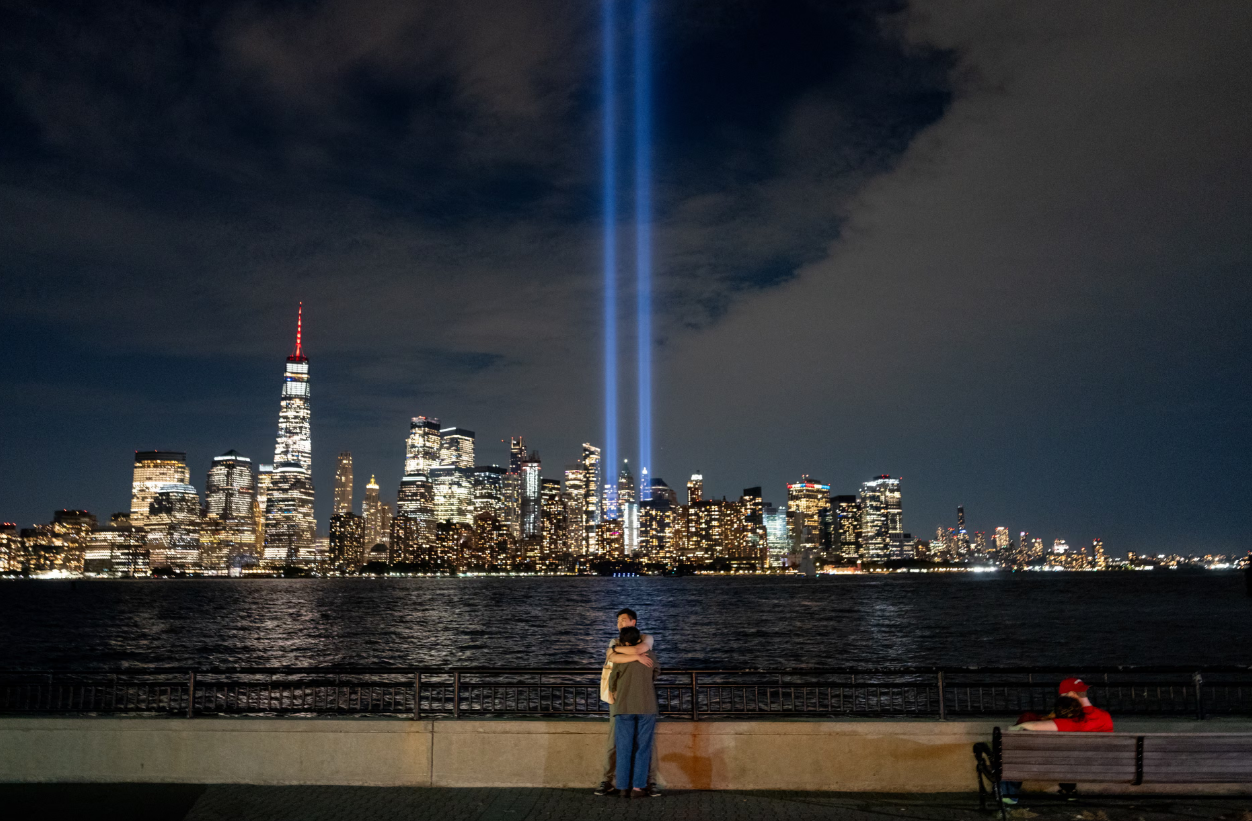 Njer&euml;zit p&euml;rqafohen n&euml; Liberty State Park gjat&euml; testimit t&euml; instalacionit "Tribute in Light" (Homazh n&euml;...