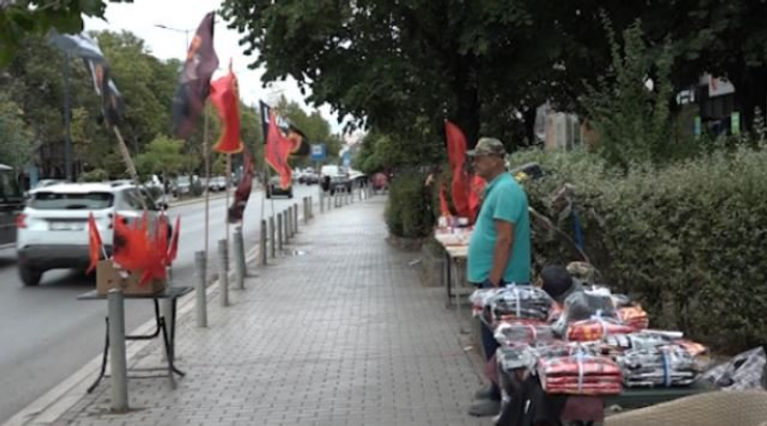 kerkese-per-flamuj-kuq-e-zi-dhe-simbole-per-clirimtaret-para-mashit-per-liri