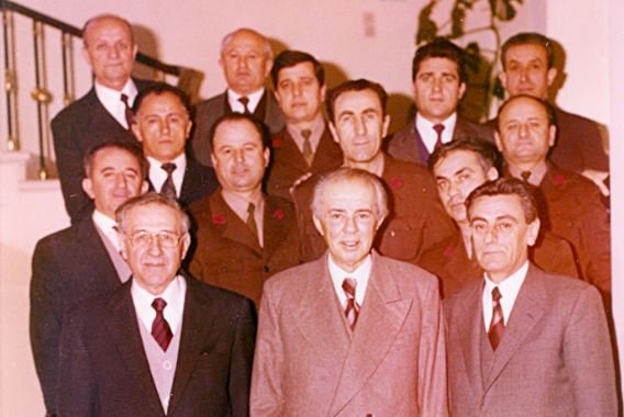 “Mehmet Shehun e vrau Enver Hoxha”- Zbulohen dokumentet e Sigurimit: Shumë shpejt, brenda qershorit në mbledhjen e Komitetit Qendror, do kërcasë pushka…