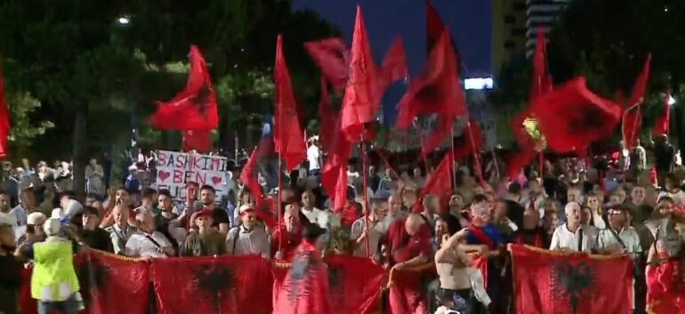 “Dorëheqje, dorëheqje”/ Nis marshimi nga Sheshi Skënderbej tek Kryeministria: Diaspora është me ne