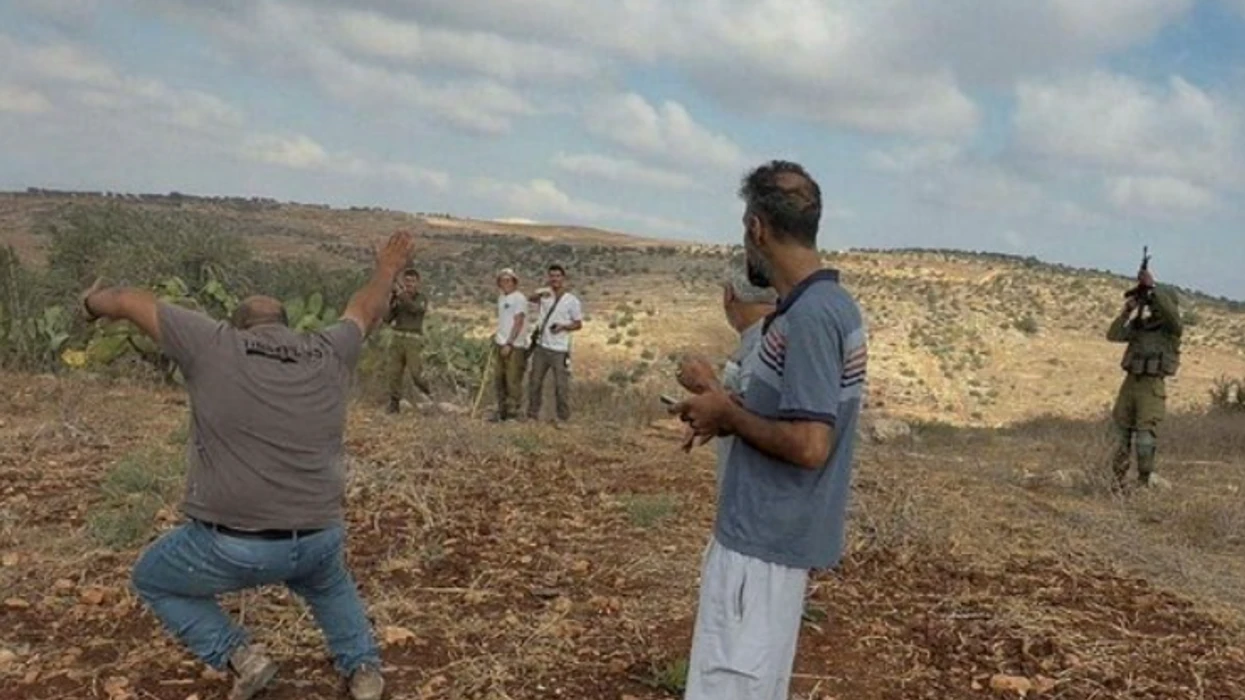 Ushtari izraelit filmohet duke qëlluar një palestinez në këmbë gjatë një përplasjeje në Bregun Perëndimor