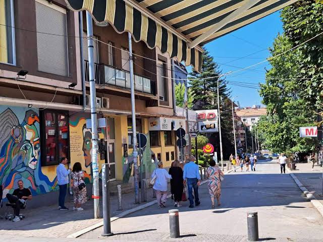 Rrjedhje uji në rrugën “Rexhep Luci”, ndërhyrja vështirësohet nga betoni – KRU “Prishtina” jep detaje