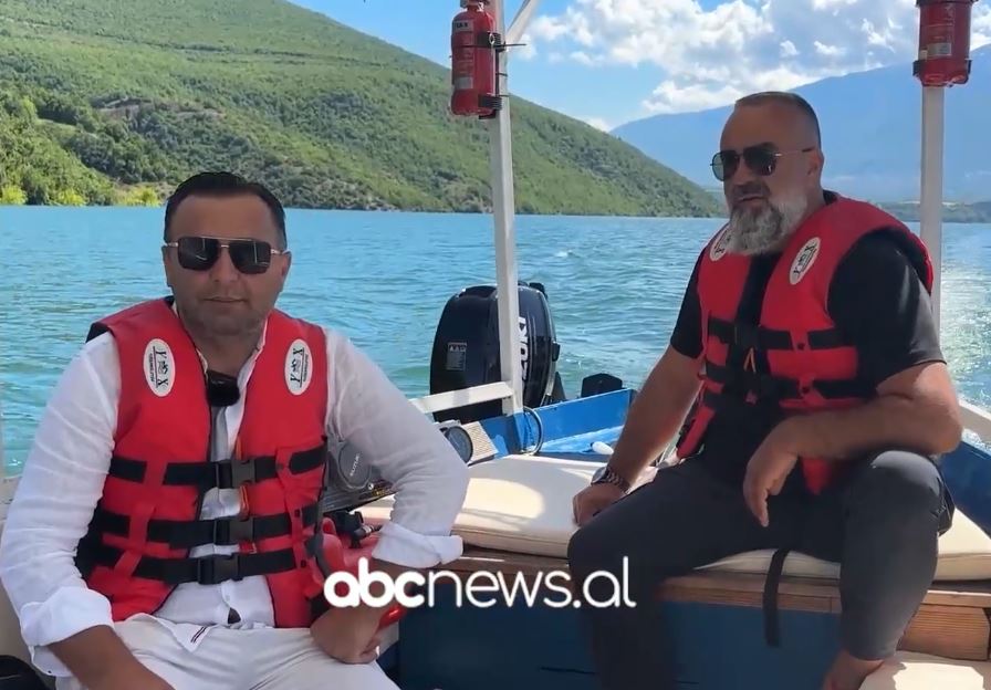 Një varkë mbi liqenin e Kukësit/ Për turistët, një tjetër mënyrë për të zbuluar bukuritë e vijës liqenore