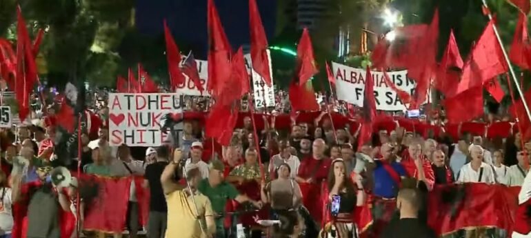 Protestë mbarëkombëtare/ Diaspora shqiptare, pjesë e revoltës! Tirana në pushtetin e qytetarëve, jehon thirrja: Rama jepe dorëheqjen