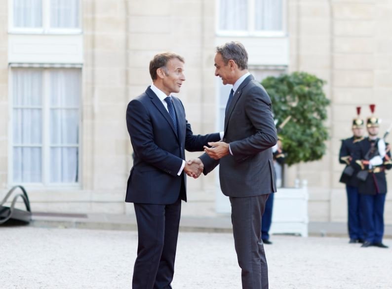 Mitsotakis-Macron në Paris, në fokus interkonjeksioni elektrik Greqi-Qipro