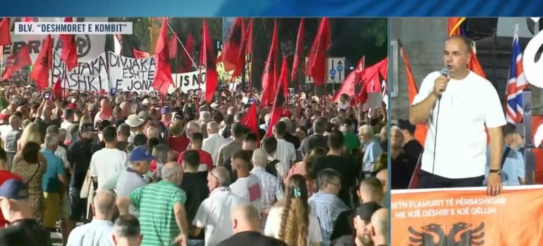 “Mos u mashtroni, Berisha patericë e Ramës”/ Qytetari mesazh të fortë në protestë: I ka ardhur fundi, Shqipëria nuk e duron hajninë, as shitjen e tokave
