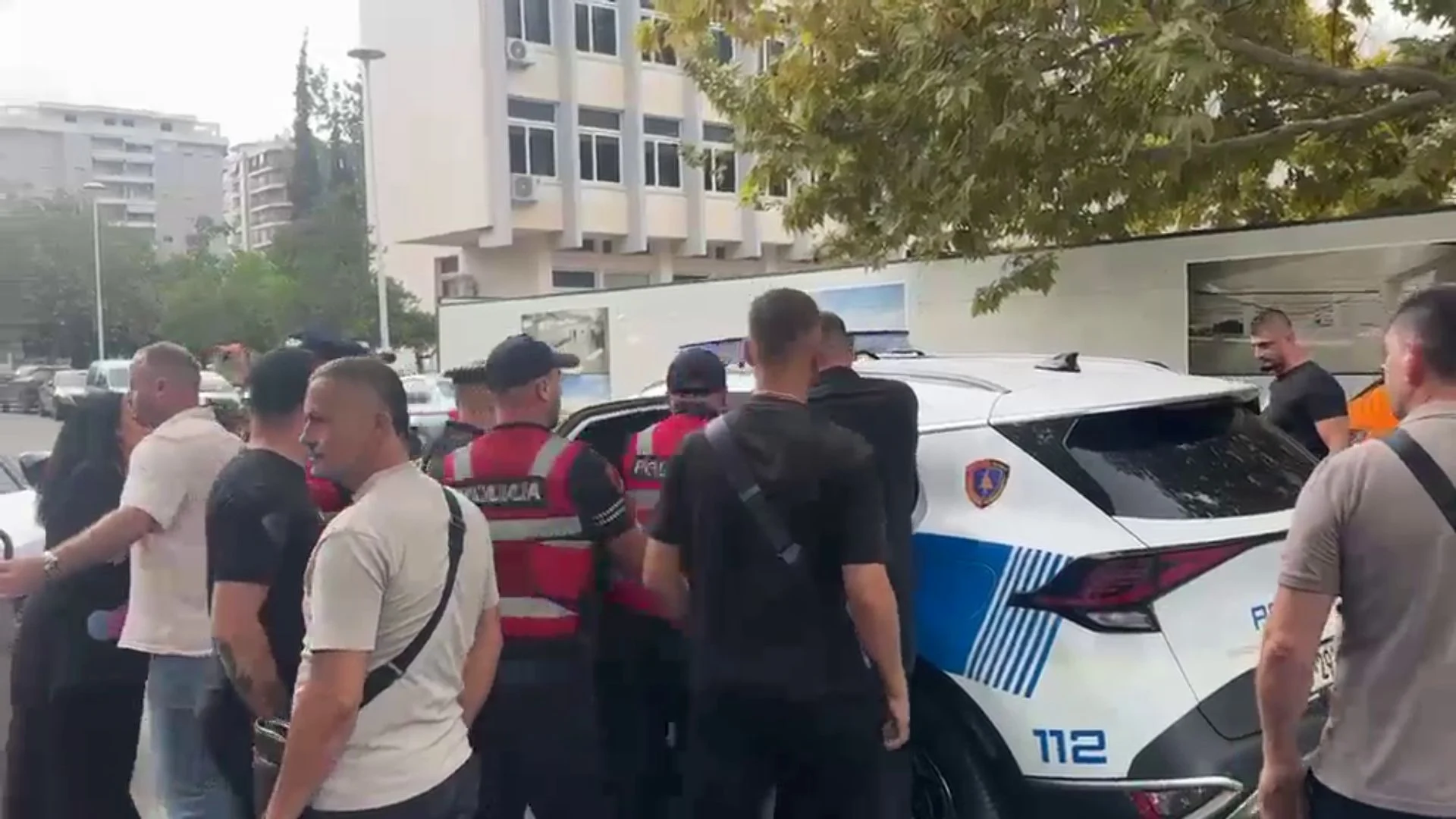 Po priste Ramën të përfundonte takimin në Vlorë, policia shoqëron protestuesin pro Palestinës Baki Goxhajn dhe tre persona të tjerë