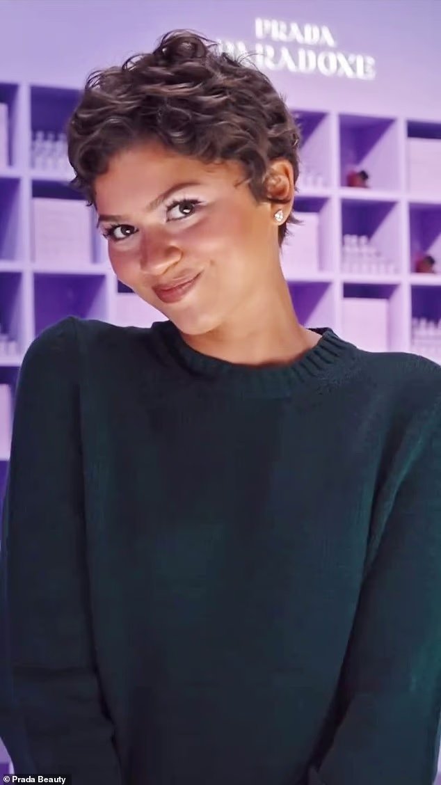 Zendaya surprizon me pamjen e re, shfaqet me një nga modelet më të shkurtra të flokëve